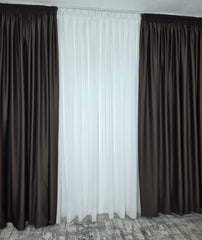 Colectia Blackout Varianta BLK#12: Perdea Alba din Voal Premium Jorjet si Draperie Maro Blackout 90%, cu Textura Plina si Cadere Grea – Potrivit cu Pat sau Canapea Crem, Bej, Maro ori Gri, Pereti Albi si Mobilier Alb sau Crem – Confectionat pe Comanda