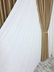 Colectia Valencia – Perdea Alba din Matase cu Insertii Aurii Varianta 1 si Draperie Rolex Catifea Cappuccino cu Sclipici Auriu – Ideal pentru Livinguri cu Canapele Crem, Mobilier Maro si Accente Aurii – Confectionat pe Comanda