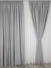 Set Los Angeles Gri Deschis – Perdea Alba Simpla si Draperie Tip Nisip – Ideal pentru Livinguri Moderne cu Canapele Gri, Mobilier Alb sau Negru– Confectionat pe Comanda
