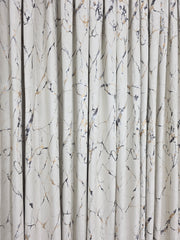 Colectia Majestic – Perdea Crem din Borangic cu Sidef Auriu si Draperie Catifea Bej cu Insertii – Ideal pentru Livinguri Elegante cu Canapele Crem, Mobilier Maro si Accente Aurii – Confectionat pe Comanda