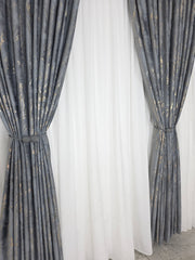 Colectia Milano – Perdea din Matase cu Insertii Aurii Varianta 3 si Draperie Catifea Gri Inchis cu Insertii Aurii – Ideal pentru Livinguri Moderne cu Canapele Gri, Mobilier Alb si Accente Aurii – Confectionat pe Comanda