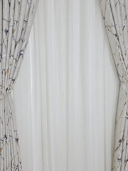 Colectia Majestic – Perdea Crem din Borangic cu Sidef Auriu si Draperie Catifea Bej cu Insertii – Ideal pentru Livinguri Elegante cu Canapele Crem, Mobilier Maro si Accente Aurii – Confectionat pe Comanda