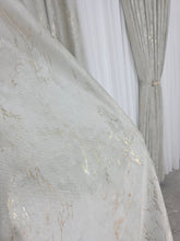 Colectia Milano – Perdea din Matase cu Insertii Aurii Varianta 3 si Draperie Catifea Bej cu Insertii Aurii – Ideal pentru Livinguri si Dormitoare Crem, Bej cu Accente Aurii – Confectionat pe Comanda