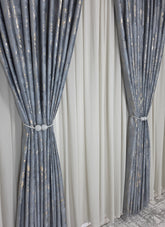 Set Clarisa: Perdea Jorjet Gri Si Draperie Milano Din Catifea Gri Inchis Cu Insertii Aurii