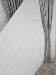 Colectia Royal – Perdea Alba din Matase cu Insertii Aurii Varianta 2 si Draperie Catifea Gri Deschis cu Insertii – Ideal pentru Livinguri Luminoase cu Canapele Crem, Mobilier Alb si Accente Aurii – Confectionat pe Comanda