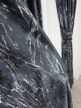 Colectia Venetia: perdea din matase cu insertii argintii varianta 3 si draperie din catifea cu insertii argintii - Negru