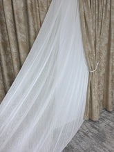 Perdea Crem din material plin ca textura, cu sclipici auriu model Bergamo