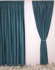 Set Cornelia – Perdea Sable Alba Plina ca Textura si Draperie Catifea Verde Turcoaz – Ideal pentru Livinguri Luminoase cu Canapele Crem, Mobilier Deschis si Accente Turcoaz – Confectionat pe Comanda