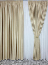 Colectia Valencia – Perdea Alba din Matase cu Insertii Aurii Varianta 1 si Draperie Rolex din Catifea Crem Auriu cu Sclipici Auriu – Set elegant pentru living si dormitor in nuante alb, crem, bej si auriu, confectionat pe comanda
