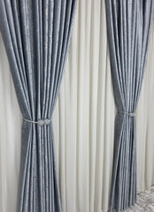 Set Cassandra – Perdea Jorjet Gri si Draperie Pandantiv din Catifea Gri Inchis cu Insertii – Set elegant pentru living si dormitor in nuante gri, alb si crem, confectionat pe comanda