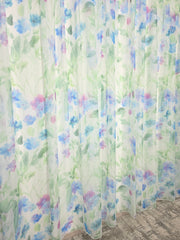 Perdea Elena din Voal cu Model Floral Multicolor Verde, Mov si Albastru – ideala pentru livinguri vesele si dormitoare luminoase cu canapele crem, gri, alb sau accente colorate si mobilier alb sau lemn natur – confectionata pe comanda
