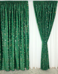 Draperie Mayon Catifea Verde Smarald cu Insertii Aurii – draperie eleganta pentru living si dormitor, ideala pentru canapele crem, bej, gri sau mobilier lemn natur si accente aurii – confectionata pe comanda