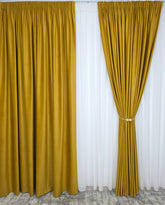 Set Monica Perdea Voal Alb Simplu si Draperie Catifea Galben Mustar Blackout 80-95% pentru Living si Dormitor cu Mobilier Crem si Lemn Natur, Confectionat la Comanda Casablanca Magazin
