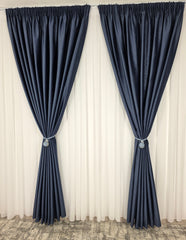 Set Premium – Perdea Matase Ivoire si Draperie Albastru Inchis Catifea – Ideal pentru Livinguri Elegante cu Canapele Crem, Mobilier Alb sau Lemn Natur si Accente Albastre – Confectionat pe Comanda