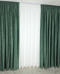 Set Esmeria – Perdea Voal Premium si Draperie Catifea Verde Smarald cu Insertii – Ideal pentru Livinguri Elegante cu Canapele Crem, Mobilier Maro si Accente Aurii – Confectionat pe Comanda