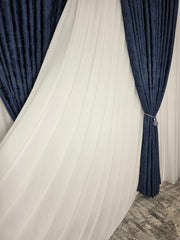Colectia Decorativa – Perdea Ivoire Simpla si Draperie Tip Vopsea Decorativa Albastru Inchis – ideal pentru livinguri cu canapele crem, gri deschis sau bej si mobilier alb, negru sau lemn natur, confectionat pe comanda