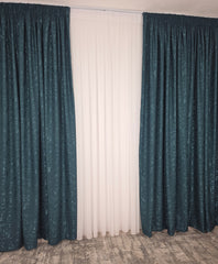 Set Los Angeles Verde Turcoaz – Perdea Voal Alba Simpla si Draperie Tip Nisip – Ideal pentru Livinguri Luminoase cu Canapele Crem, Mobilier Alb sau Gri si Accente Turcoaz – Confectionat pe Comanda