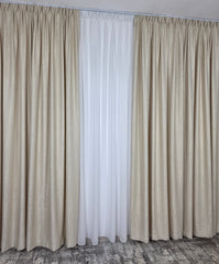 Colectia Lucy – Perdea Voal Alb Simplu si Draperie Crem cu Model Tip Vopsea Decorativa – ideal pentru livinguri cu canapele crem, bej sau gri deschis si mobilier alb sau lemn natur, confectionat pe comanda