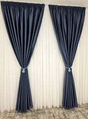 Set Premium – Perdea Matase Ivoire si Draperie Albastru Inchis Catifea – Ideal pentru Livinguri Elegante cu Canapele Crem, Mobilier Alb sau Lemn Natur si Accente Albastre – Confectionat pe Comanda