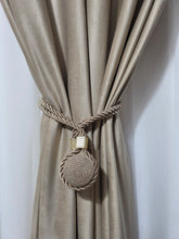 Set magneti maro inchis cu fir lung, material textil(2bucati)