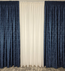 Draperie Venti Albastru Inchis Texturata cu Aspect de Vopsea Decorativa Blackout 70-90% pentru Living si Dormitor cu Mobilier Gri si Alb, Confectionata la Comanda Casablanca Magazin