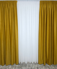 Set Monica Perdea Voal Alb Simplu si Draperie Catifea Galben Mustar Blackout 80-95% pentru Living si Dormitor cu Mobilier Crem si Lemn Natur, Confectionat la Comanda Casablanca Magazin