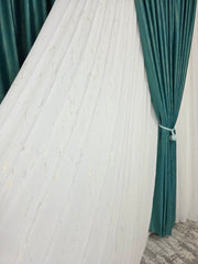 Colectia Valencia – Perdea Alba din Matase cu Insertii Aurii Varianta 1 si Draperie Rolex din Catifea Verde Turcoaz cu Sclipici Auriu – Set elegant pentru living si dormitor in nuante alb, crem, turcoaz, verde si auriu, confectionat pe comanda