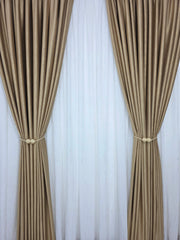 Colectia Valencia – Perdea Alba din Matase cu Insertii Aurii Varianta 1 si Draperie Rolex Catifea Cappuccino cu Sclipici Auriu – Ideal pentru Livinguri cu Canapele Crem, Mobilier Maro si Accente Aurii – Confectionat pe Comanda