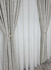 Colectia Royal: Perdea Alba Din Matase Cu Insertii Aurii Varianta 2 Si Draperie Catifea Crem Cu Insertii