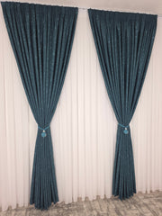 Draperie Los Angeles Verde Turcoaz – Texturata cu Aspect de Vopsea Decorativa – Ideala pentru Livinguri Moderne cu Canapele Crem, Mobilier Deschis si Accente Turcoaz – Confectionata pe Comanda