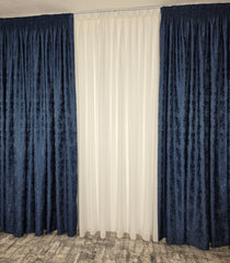 Draperie Venti Albastru Inchis Texturata cu Aspect de Vopsea Decorativa Blackout 70-90% pentru Living si Dormitor cu Mobilier Gri si Alb, Confectionata la Comanda Casablanca Magazin