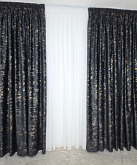 Draperie Mayon Catifea Neagra cu Insertii Aurii – draperie eleganta pentru living si dormitor, ideala pentru canapele crem, bej, gri sau decoruri cu accente aurii si mobilier lemn inchis – confectionata pe comanda