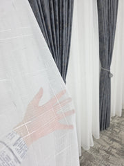 Perdea Adonis din material plin ca textura cu insertii argintii