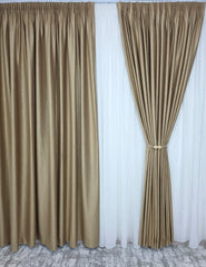 Colectia Valencia – Perdea Alba din Matase cu Insertii Aurii Varianta 1 si Draperie Rolex Catifea Cappuccino cu Sclipici Auriu – Ideal pentru Livinguri cu Canapele Crem, Mobilier Maro si Accente Aurii – Confectionat pe Comanda