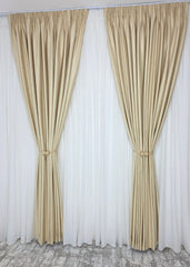 Colectia Valencia – Perdea Alba din Matase cu Insertii Aurii Varianta 1 si Draperie Rolex din Catifea Crem Auriu cu Sclipici Auriu – Set elegant pentru living si dormitor in nuante alb, crem, bej si auriu, confectionat pe comanda