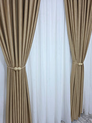 Colectia Valencia – Perdea Alba din Matase cu Insertii Aurii Varianta 1 si Draperie Rolex Catifea Cappuccino cu Sclipici Auriu – Ideal pentru Livinguri cu Canapele Crem, Mobilier Maro si Accente Aurii – Confectionat pe Comanda