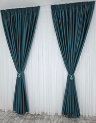 Set Premium – Perdea Matase Alb Imaculat si Draperie Verde Turcoaz Catifea – Ideal pentru Livinguri Luminoase cu Canapele Crem, Mobilier Alb sau Gri si Accente Turcoaz – Confectionat pe Comanda