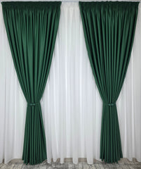 Ideal pentru living si dormitor cu pat sau canapea verde smarald, pereti albi si mobilier alb ori lemn natur – Colectia Blackout: Perdea Alba Voal Premium Jorjet si Draperie Verde Smarald Blackout 80% – confectionat pe comanda