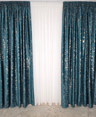 Draperie Mayon din Catifea Turcoaz cu Insertii Aurii – ideala pentru livinguri cu canapele crem, gri deschis sau bej si accente aurii, mobilier alb sau lemn natur, confectionata pe comanda