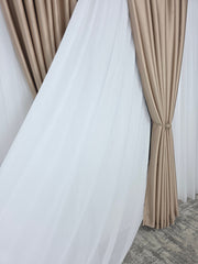 Colectia Noapte-Zi – Perdea Voal Alb Premium si Draperie Paris Capucino Blackout – Ideal pentru Livinguri Elegante cu Canapele Crem, Mobilier Maro sau Decoruri Bej si Lemn Natur – Confectionat pe Comanda