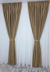 Colectia Valencia – Perdea Alba din Matase cu Insertii Aurii Varianta 1 si Draperie Rolex Catifea Cappuccino cu Sclipici Auriu – Ideal pentru Livinguri cu Canapele Crem, Mobilier Maro si Accente Aurii – Confectionat pe Comanda