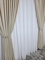 Colectia Lucy – Perdea Voal Alb Simplu si Draperie Crem cu Model Tip Vopsea Decorativa – ideal pentru livinguri cu canapele crem, bej sau gri deschis si mobilier alb sau lemn natur, confectionat pe comanda
