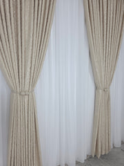 Set Los Angeles Crem – Perdea Alba Simpla si Draperie Tip Nisip – Ideal pentru Livinguri cu Canapele Crem, Mobilier Maro si Decoruri Bej sau Lemn Natur – Confectionat pe Comanda