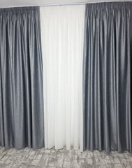 Colectia Valencia – Perdea Alba din Matase cu Insertii Aurii Varianta 1 si Draperie Rolex Catifea Gri cu Sclipici Auriu – Ideal pentru Livinguri Moderne cu Canapele Gri, Mobilier Alb si Accente Aurii – Confectionat pe Comanda