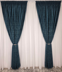 Colectia Decorativa – Perdea Voal Alba Simpla si Draperie Tip Vopsea Decorativa Turcoaz Inchis – ideal pentru livinguri cu canapele crem, gri deschis sau bej si accente turcoaz, mobilier alb sau lemn natur, confectionat pe comanda