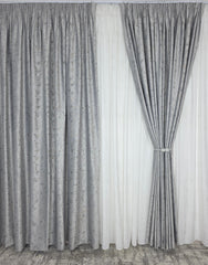 Colectia Royal – Perdea Alba din Matase cu Insertii Aurii Varianta 2 si Draperie Catifea Gri Deschis cu Insertii – Ideal pentru Livinguri Luminoase cu Canapele Crem, Mobilier Alb si Accente Aurii – Confectionat pe Comanda