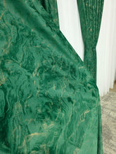 Colectia Dubai Varianta Verde Smarald – Perdea Voal Premium si Draperie Catifea cu Insertii – Ideal pentru Livinguri Elegante cu Canapele Crem, Mobilier Maro si Accente Aurii – Confectionat pe Comanda