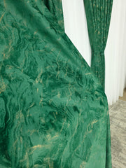 Colectia Dubai Varianta Verde Smarald – Perdea Voal Premium si Draperie Catifea cu Insertii – Ideal pentru Livinguri Elegante cu Canapele Crem, Mobilier Maro si Accente Aurii – Confectionat pe Comanda