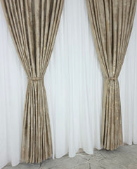 Draperie Milano Catifea Auriu cu Insertii Aurii – ideala pentru livinguri si dormitoare elegante cu canapele crem, bej, gri deschis sau alb si accente aurii, mobilier alb sau lemn natur – confectionata pe comanda