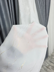 Colectia Valencia – Perdea Alba din Matase cu Insertii Aurii Varianta 1 si Draperie Rolex Catifea Gri cu Sclipici Auriu – Ideal pentru Livinguri Moderne cu Canapele Gri, Mobilier Alb si Accente Aurii – Confectionat pe Comanda